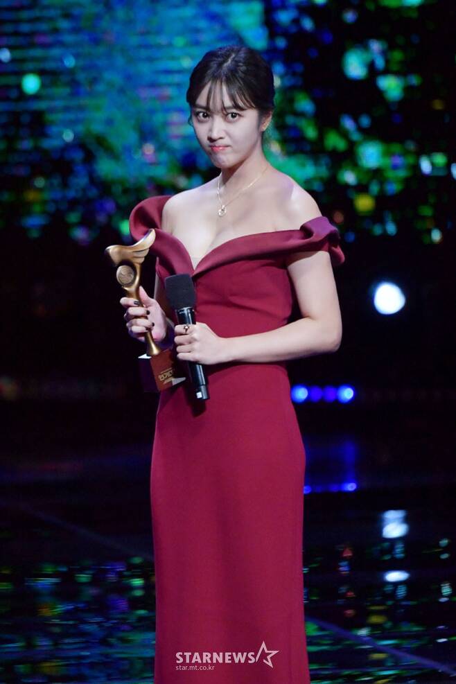 Actor Jo Bo-ah is presenting his feelings after winning the Blue Dragon Film Award for Best Couple Award at the 2020 KBS Acting Awards ceremony held at KBS, Yeouido, Seoul on the afternoon of the 31st./ Photos