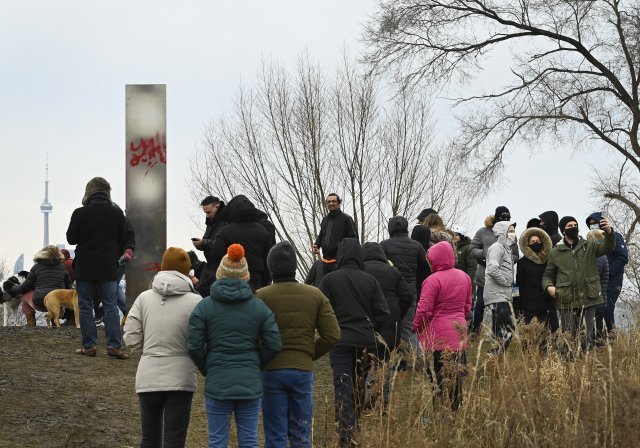 정체불명의 모노리스가 새해 전 캐나다 토론토에도 발견됐습니다. 수많은 시민들이 인증샷을 촬영하기 위해 모여들었습니다. 뉴시스 via AP