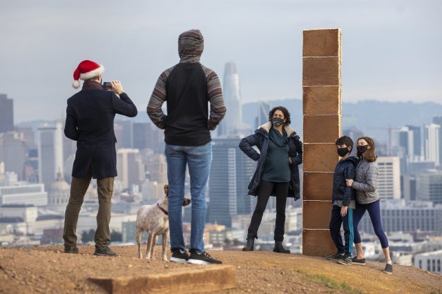 샌프란시스코 시민들이 모노리스를 배경으로 기념 사진을 촬영하고 있습니다. 뉴시스 via AP