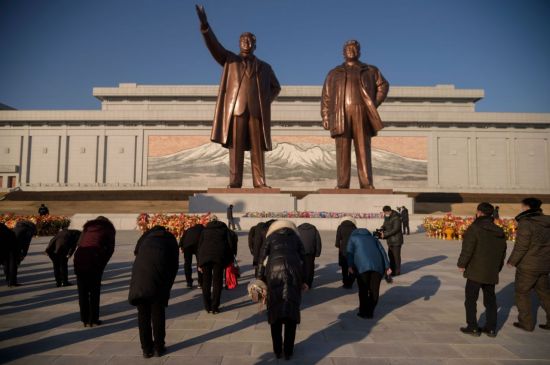 새해 첫날인 1일 북한 평양의 만수대에서 시민들이 김일성·김정일 동상에 참배하고 있다. <사진=AFP연합>