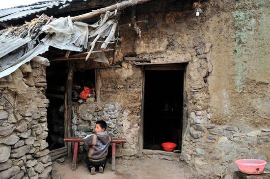중국 언론에 소개된 가난한 농가 모습. 전기료를 아끼기 위해 낮에는 마당에 책상을 놓고 공부를 한다./신나망 캡처