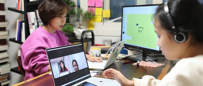 워킹맘인 김희정 째깍악어 대표는 지난달 내내 재택근무를 했다. 엄마가 일하는 동안 13세 딸은 줌을 통해 온라인 키즈클래스를 들었다. 지난달 30일 서울 개포동 김 대표의 집 서재에서 엄마는 재택근무를, 딸은 실시간 화상으로 째깍악어 선생님에게 코딩을 배우며 따라하고 있다. 사진=김경록 기자