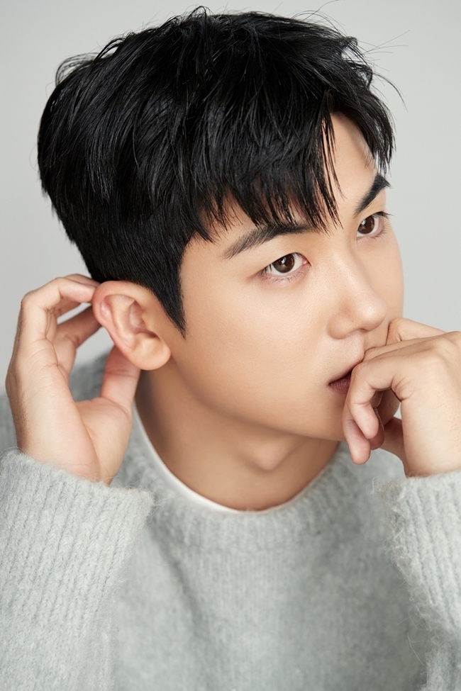 Park Hyung-sik returns.Park Hyung-sik, who briefly left us to fulfill the duty of defense in June 2019, finally delivered the Discharge news on January 4.In addition, new profile photos are being released and focused.Park Hyung-sik is preparing to make a full-fledged return with the official Discharge on January 4, according to his agency UAA.Currently, Park Hyung-sik is reviewing his return to the Love Call of various works without distinction between movies and dramas.In addition, it is said that the advertising industry is showing a high interest in Park Hyung-siks discharge.The ten days of Park Hyung-sik, who trailed his vigorous performance as an Actor with the release of new profile photos, are expected. (Photo offer=UAA)