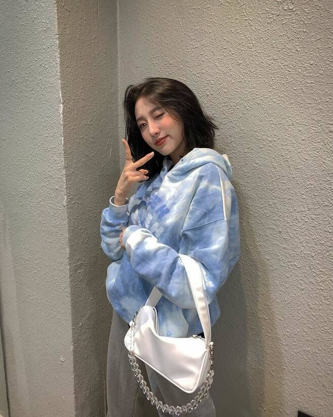 Group Lovelyz member Jung Yein has revealed his current status.Jung Yein posted a photo on his social media on January 4.Jung Yein in the photo is wearing a colorful hoodie and making a chic look.Jung Yein winked with V pose and also gave off cute charm.On the other hand, group Lovelyz, which Jung Yein belongs to, released Unforgettable on September 1.