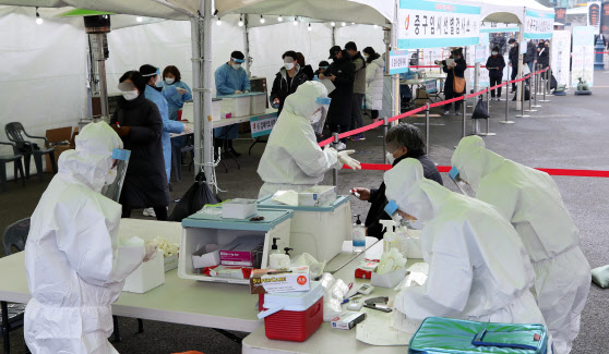 지난달 29일 오전 서울역 임시선별진료소를 찾은 시민들이 검사를 받고 있다.(사진=방인권 기자)