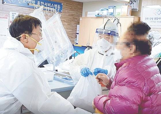 지난 1일 코호트 격리가 해제된 충북 제천 명지병원에서 천승환 응급의학과장(왼쪽)이 환자에게 귀가 후 주의할 점을 설명하고 있다. 천 과장은 격리기간 동안 사망한 환자들의 시신을 소독하고 분비물을 정리하는 등 염습(殮襲)과정을 직접 진행하기도 했다. 강주안 기자