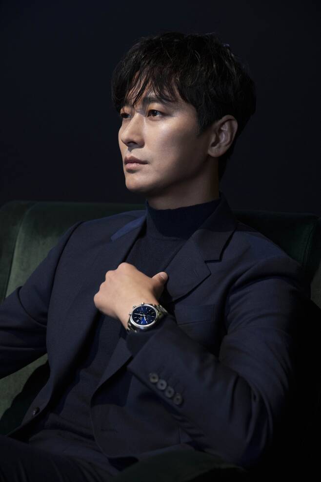 Swiss avant-garde watch maker TAG Heuer has selected Actor Ju Ji-hoon as Korea Ambassador.Actor Ju Ji-hoon, who was selected as TAG Heuer Ambassador, has produced a unique rough, rebellious and delicate charm in the public picture.Ju Ji-hoon, wearing a navy suit and a high-neck knit, wore a New Carrera with a blue plate and showed off his intense eyes.The appearance of Actor Ju Ji-hoon, who is growing through various challenges, is consistent with the spirit of TAG Heuer, who does not give in to difficulties but constantly pursues change, said an official at TAG Heuer.The New Carrera worn by Ju Ji-hoon is a renewed product for the 160th anniversary of the TAG Heuer brand in 2020.The local campaign #ForeverChasingTomorrow2021, with TAG Heuer and Ju Ji-hoon, is set to be unveiled earlier this year.