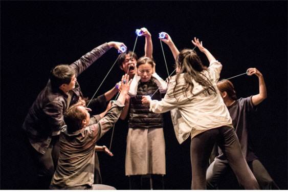 여성 서사를 통해 새로운 영웅의 탄생 가능성을 모색한 연극 ‘달걀의 일’의 한 장면.