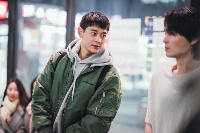 The violent farewell scene of Han Ji-eun and Ryu Kyong-su, the Love Law of Terrace House, was captured.KakaoTVs OLizzynal Drama Love Law of Terrace House released the images of Oh Sun-young (Han Ji-eun) and Kang Gun (Ryu Kyong-su) who are celebrating the moment of separation in the middle of the middle of the winter road on January 5.Here, the unexpected meeting between Oh Dong-sik (Choi Min-ho) and Kang Gun is revealed and adds to expectations.Terrace Houses Love Law, which opened with the subtitle My Lovely Camera Thief, is open to various romances and is making viewers react with interest.A year ago, focusing on the unpredictable romance of Park Jae-won (Ji Chang-wook) and Lee Eun-oh (Kim Ji-won), who fell in love fatefully in Yangyang, they shared the story of long-time lovers Choi Kyung-joon (Kim Min-seok) and Seo Lin-yi (Sommain actor), and Oh Sun-young and Kang Gun, who had an unforgettable first encounter, and presented heart-wrenching excitement and real sympathy at the same time.Especially, the unique development method that combines interview and episode, and the rapid development that matches mobile optimization drama, have increased the immersion of viewers.Episodes that add sensuous and fresh production, depth of empathy, and life romance, which the ambassadors have to meet and fall into, are being drawn.As the honest talk of Terrace House about love continues, questions are also rising about their past and current romance.In the meantime, the photo released on the day stimulates curiosity with the first meeting that was hot and the appearance of Oh Sun-young and Kang Gun who raised the curiosity with a strong interview.Two people confront each other in the middle of the street in the middle of winter, and the moment of separation with cold air was caught.Oh Sun-young and Kang Gun, who had been favorable since the first meeting, but now the cold eyes raise the curiosity about the story of the past.In addition, a new person appears in the photo that follows, raising interest. After the farewell, Kang Gun, who stood at the bus stop trembling, accidentally faces Oh Dong-sik (Choi Min-ho).The unusual first meeting between Oh Dong-sik and Kang Gun, which is familiar, is expected to bring about the fun of the game.The production team said, In the 5th episode, the honest story of Terrace House about organization of things after breakup begins with the farewell episode of Oh Sun-young and Kang Gun.If you listen to their answers, you will think of my past love by yourself.  Please expect Choi Min-ho, who foresaw his first appearance starting from the 5th, to play a role. KakaoTV OLizzyn Drama Love Law of Terrace House was produced by writing and drawings that planned and produced Misty and Romance is a separate book appendix.The fifth episode will be released on January 5 at 5 p.m. on KakaoTV.