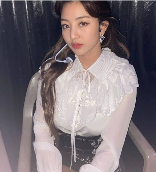 Group TWICE Jihyo showed off her fairy figureOn the 5th, TWICE official Instagram posted a picture of Jihyo with the article Thank you always, please do well in the new year.The photo released showed Jihyo waiting before going on stage, matching a white lace blouse and a chained black suspender skirt.He boasts a fairy beauty that doesnt even pop the Flash - with perfect features and chic chic facial expressions, fans are hearty.Fans responded with responses such as Jihyo is the best leader, It is really attractive and I love Jihyo Queen.Meanwhile, TWICE, which Jihyo belongs to, released its digital single Cry for Me (CRY FOR ME) in December.PhotoTWICE Official SNS
