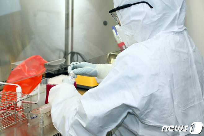 지난 4일 오후 광주 서구 유촌동 광주시보건환경연구원에서 방호복을 입은 연구원이 코로나19 검사를 진행하고 있다.2020.1.4 /뉴스1 © News1