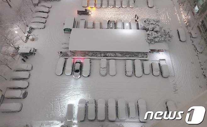 대전지역에 많은 눈이 내린 6일 저녁 대전의 한 아파트 단지내 주차장이 눈으로 덮혀 있다. 2020.1.6/뉴스1 © News1 김경훈 기자