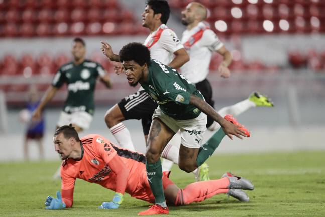 브라질 팔메이라스의 루이스 아드리아누(오른쪽)가 6일(한국시간) 아르헨티나 부에노스 아이레스에서 열린 리버 플레이트와의 2020 코파 리베르타도레스 4강 원정 1차전에서 후반 2분 팀의 두번째 골을 성공시키고 있다. 부에노스 아이레스/AP 연합뉴스