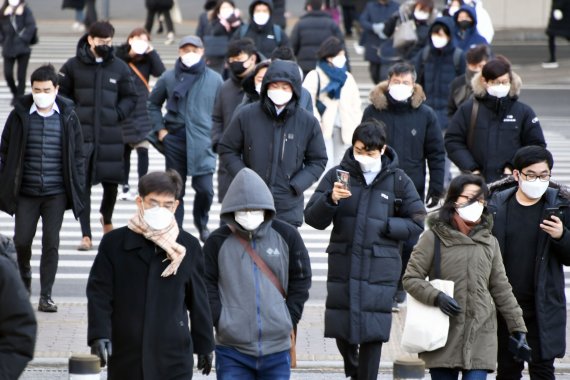 서울 여의도에서 옷을 두텁게 입은 시민들이 출근하고 있다. /사진=서동일 기자