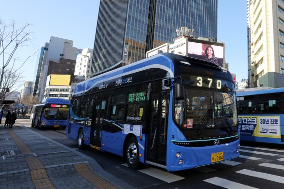 친환경 수소버스(370번 버스)가 지난 15일 오후 서울 종로구 도심일대에서 운행되고 있다. 서울시는 '서울형 그린뉴딜' 핵심 세부사업 중 하나로 시내버스 정규노선 370번(강동공영차고지~충정로역)에 수소버스를 도입해 이날부터 운행을 시작했다. 뉴스1