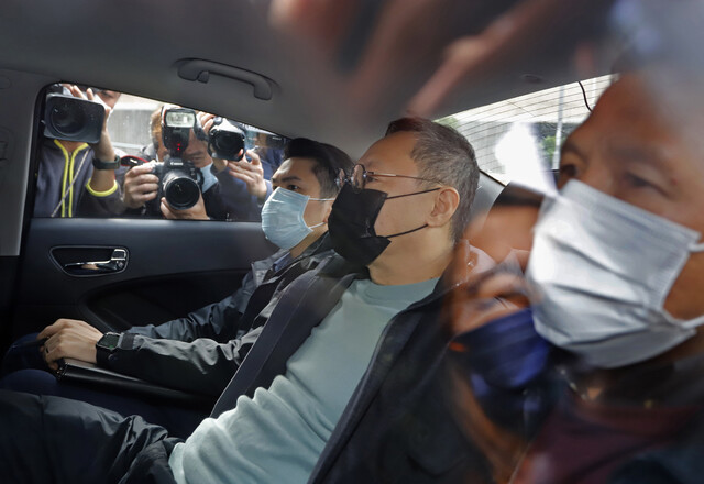 홍콩 시민사회의 전략가로 통하는 베니 타이 전 홍콩대 법대 교수(가운데)가 6일 홍콩보안법 위반 혐의로 체포돼 차량으로 호송되고 있다. 홍콩/AP 연합뉴스