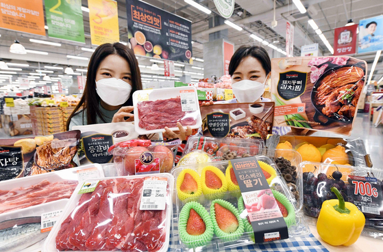 Models pose with food products on offer at Homeplus. [HOMEPLUS]