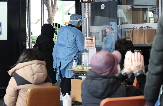 5일 오후 서울 동작구보건소에 마련된 임시 선별진료소에서 직원들이 분주히 움직이고 있다. 연합뉴스