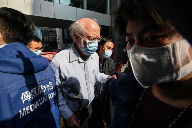 6일 홍콩 센트럴 지역에서 로펌 '호쓰와이 앤드 파트너스' 소속 변호사인 미국인 존 클랜시가 국가보안법 위반 혐의로 체포돼 연행되고 있다. AFP연합뉴스