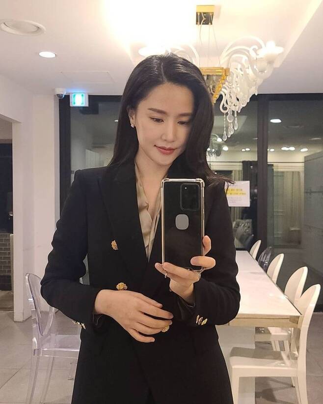 Actor Gong Hyun-joo showed off his look at work.On January 6, Gong Hyun-joo wrote on his Instagram: #Good Morning:) Have you ever tried to get revenge?! I was promoted in the drama a while ago. Now I have posted a picture with the article Jung Ju Yeon State Funeral # Preparation for work # OOTD # haveafoodday.In the open photo, Gong Hyun-joo is transformed into a career woman wearing an all-black suit. Gong Hyun-joo is taking a mirror selfie with a delightful atmosphere.