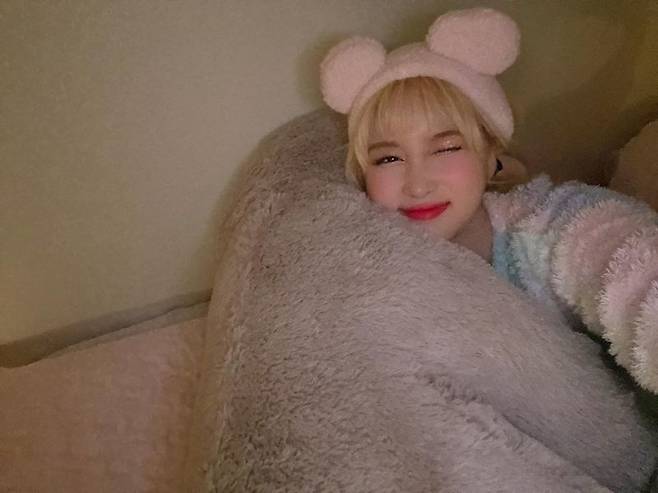 Cosmic Girls Dayoon has shared the latest in her cute looks.Dayoung posted several photos on his personal instagram on January 6, along with an article entitled My New Clean Band Cute?In the photo, Dayoung wears a cute mouse washband on his head and leaves a selfie. He has a lovely smile on his face, which is almost half his face, and completes a doll-like visual.The wink to the fans is lovely.The netizens who watched the photos said, The band is cute, but the band is twice as cute as Dayoung, Dayoung is raising three rats?Lovely Rats Pretty Rats Cute Rats and I love you so much, Tayomi .Meanwhile, the Cosmic Girls unit group Cosmic Girls, which Dayoung belongs to, was loved by many people for its unique charm, as it was  (Hmph!) in October last year