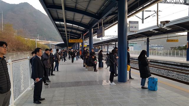 승객들이 기차를 타고 내리는 창원중앙역 플랫폼.