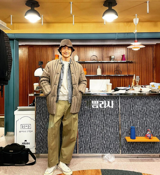 Model and Actor Bae Jeong-nam showed off his warm winter attire.Bae Jeong-nam posted a picture on his instagram on the 6th with the phrase to give joy to today! Joy Rasa, the devil wears a jungnam.In the public photos, there is a set of Menswear shop Glad Rasa operated by Bae Jung Nam and Cho Jae Yoon in the TVN entertainment program Devil wears Jung Nam Lee.Bae Jeong-nam posed in a bungee hat, warm padding jumper and wide pants in front of the set, with a large proportion of tall, small faces and statues from the Model.The netizens responded that My favorite program these days, I want you to change my fashion and the ratio is really good.On the other hand, it is the second fashion program of Channel XIOYA after Mapo fashion which Devil wears Jung Nam Lee.In Devil Wears Jung Nam Lee, fashionista Bae Jeong Nam solves various clothes troubles of Jo Jae-yoon and male customers, who are called organization members as the president of Glad Rasa, the president of Menswear shop.Photo Bae Jeong-nam SNS