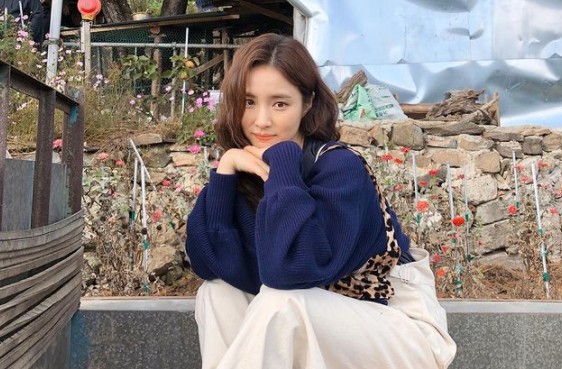 Actor Shin Se-kyung shows off her bright beautiful looksOn the 6th, Namo Actors official Instagram posted a picture with the phrase The heart of the tree that runs toward the Segyeong Actor does not cool down even in the cold wave of the run-on shooter.In the photo, Shin Se-kyung stared at the camera while posing in navy knit and white pants.Fans cheered at the beautiful look and the subtle smile that was like Shin Se-kyungs flower.Meanwhile, Shin Se-kyung is the Entertainment Weekly in the JTBC Runon as Oh Mi-ju.Run On is a romance drama in which people who live in different worlds communicate and relate in their own language and Run On toward love in an era where communication is difficult while writing the same Korean language.