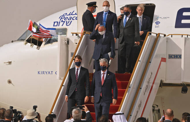 아브라함 협정을 주도한 제러드 쿠슈너(왼쪽) 미국 대통령 고문과 로버트 오브라이언 국가안보보좌관이 2020년 8월 31일 이스라엘 국적기 엘알 항공에서 내리고 있다. 이 항공기는 이스라엘과 아랍에미리트(UAE)의 관게정상화 이후 처음으로 걸프아랍국가를 비행한 것으로 상징적인 의미를 담는다. (사진= AFP)