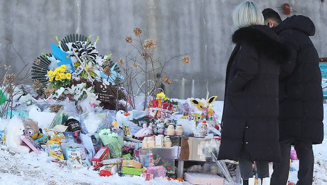 7일 오후 경기도 양평군 하이패밀리 안데르센 공원묘원을 찾은 시민들이 양부모의 학대로 생후 16개월 만에 사망한 정인 양을 추모하고 있다. (사진=연합뉴스)