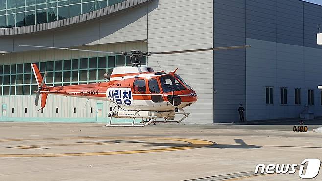(울진=뉴스1) 최창호 기자 = 산림청 울진산림항공관리소(소장 김성택)는 6일부터 오는 16일까지 AS-350소형헬기로 경북 3개 지역과 강원 2개 지역에 대한 소나무 재선충병 항공예찰을 실시한다고 밝혔다. (산림청 울진산림항공관리소제공)2021.1.7/© 뉴스1