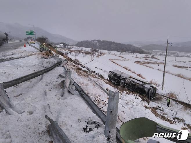 7일 전북지역 수은주가 영하 10도 아래로 곤두박질 치면서 눈이 쌓인 도로는 위험천만한 빙판으로 변했다. 이날 오전 9시25분께 남원시에서는 25톤 화물차가 가드레일을 뚫고 도로 아래로 추락했다. 이 사고로 운전자 1명이 부상을 입었다.(전북소방본부 제공)2021.1.7/© 뉴스1