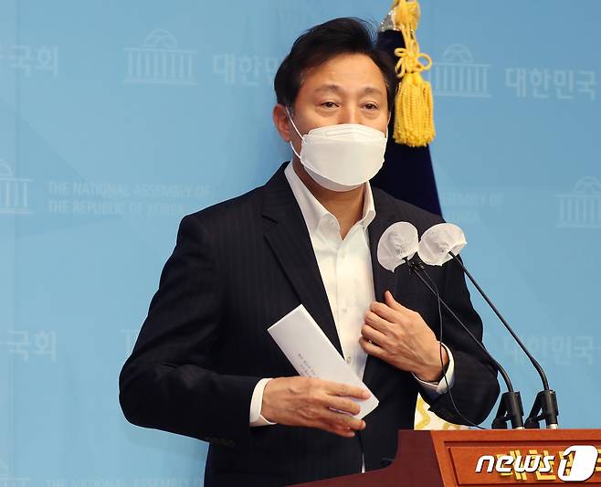 오세훈 전 서울시장이 7일 오전 서울 여의도 국회 소통관에서 기자회견을 열고 "안철수 국민의당 대표가 국민의힘에 입당하면 서울시장 선거에 출마하지 않겠다"며 '조건부 출마' 의사를 밝히고 있다. 021.1.7/뉴스1 © News1 박세연 기자