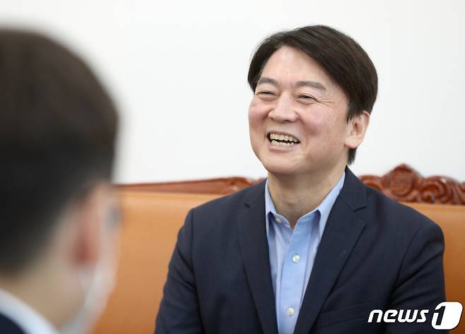 안철수 국민의당 대표가 7일 오전 서울 여의도 국회에서 뉴스1과 인터뷰를 하고 있다. 2021.1.7/뉴스1 © News1 신웅수 기자