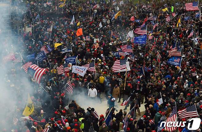 6일(현지시간) 도널드 트럼프 미국 대통령을 지지하는 시위대가 워싱턴 의사당에 난입을 하며 경찰과 충돌을 하고 있다. © AFP=뉴스1 © News1