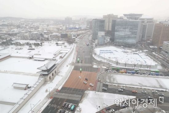 전국 곳곳에 눈이 내린 17일 서울 종로구 경복궁에 눈이 쌓여 있다. /문호남 기자 munonam@
