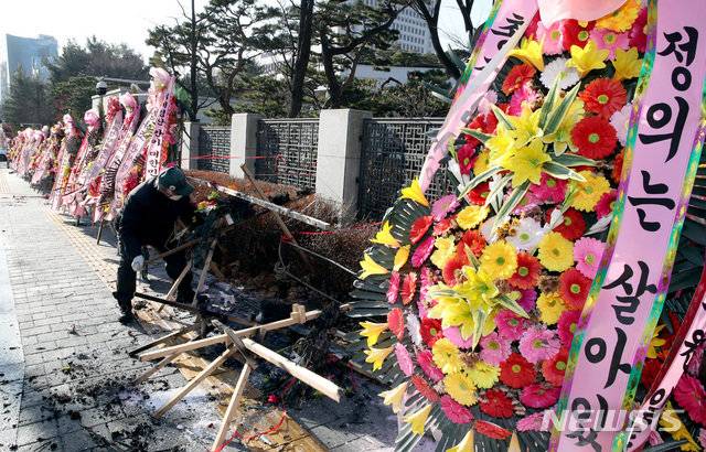 불에 탄 대검 앞 윤석열 검찰총장 응원 화환. 뉴시스