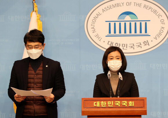 국민의힘 김병욱 의원(왼쪽)이 지난 3일 국회 소통관에서 기자회견하고 있다. 연합뉴스