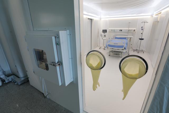 '이동형 음압병동' 병실 주변에 의료장비가 설치된 기능패널을 조립한 모습. KAIST 제공