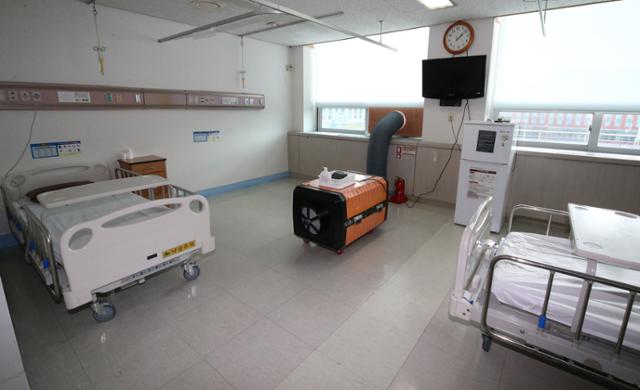 12월 22일 충남 홍성의료원이 코로나19 중증 환자 전담병상을 확대하기 위해 병실에 음압기를 설치해 놓은 모습. 홍성=뉴스1