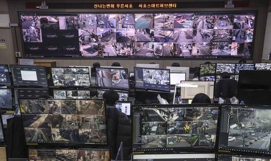 서초스마트허브센터 직원들이 서울 서초구청 내 센터에서 관내 CCTV를 모니터링하고 있다. 김성룡 기자