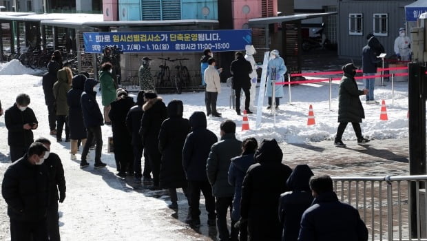 7일 오후 경기도 수원역 광장 마련된 임시선별검사소에서 신종 코로나바이러스 감염증(코로나19) 검사를 받기 위한 시민들이 밤사이 내린 눈 위로 줄 서 있다. /뉴스1