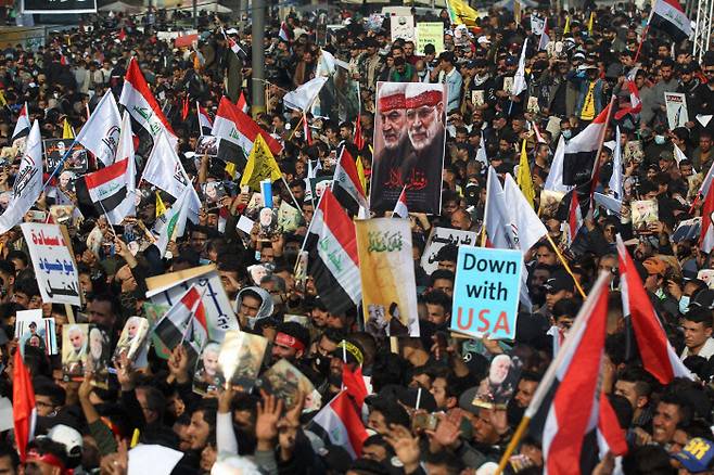 가셈 솔레이마니 이란 쿠드스군 사령관 사망 1주기를 맞은 지난 3일(현지시간) 이라크인들이 수도 바그다드 시내 타흐리르(해방) 광장에서 반미 시위를 벌이고 있다. 솔레이마니는 지난해 1월 3일 이라크 바그다드에서 미군의 무인기 공격을 받아 사망했다. 바그다드｜AFP연합뉴스