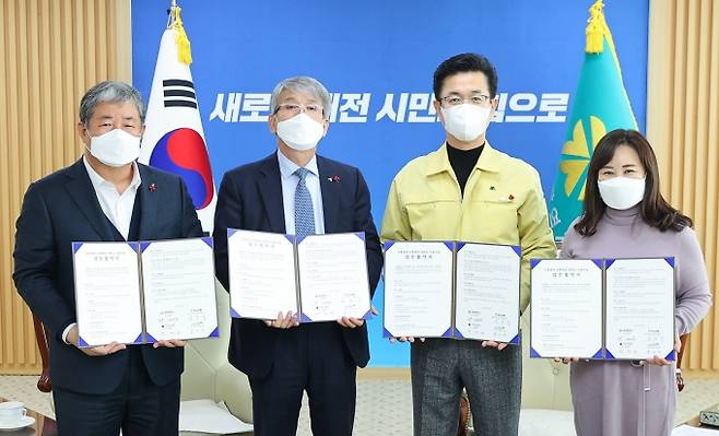 ▲ '온통대전 온통희망 장학금 지원' 업무협약식. 왼쪽부터 정태희 대전사회복지공동모금회 회장, 윤순기 하나은행 충청영업그룹 대표, 허태정 대전시장, 박미애 초록우산 어린이재단 대전지역본부장.