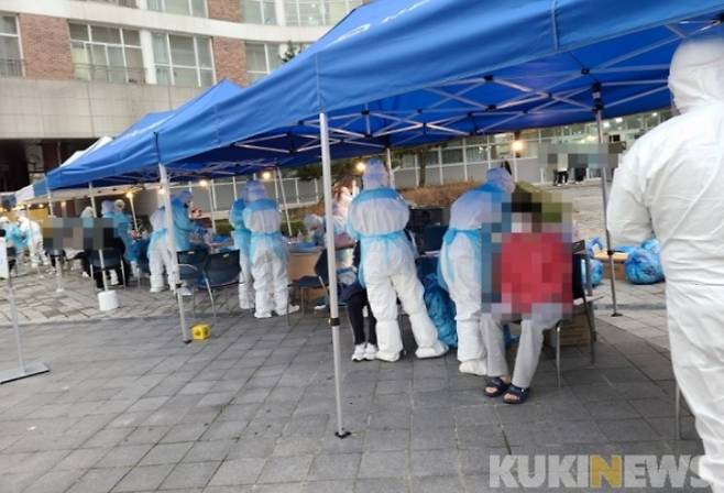 ▲코로나19 선별 진료소 방역활동 모습.