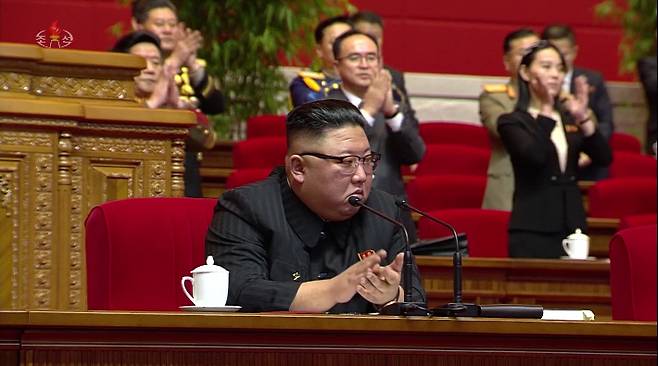김정은 위원장이 주석단에 앉아 참석자들로부터 박수를 받는 모습.  연합뉴스