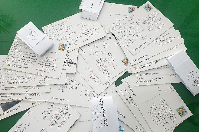 해외로 발송할 예정인 엽서들.경북문화관광공사 제공