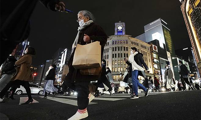 일본의 신종 코로나바이러스 감염증(코로나19) 하루 확진자가 처음으로 5천명대를 기록한 지난 6일 밤 마스크를 착용한 도쿄 시민들이 긴자 쇼핑가의 횡단보도를 건너고 있다. 도쿄=AP연합뉴스