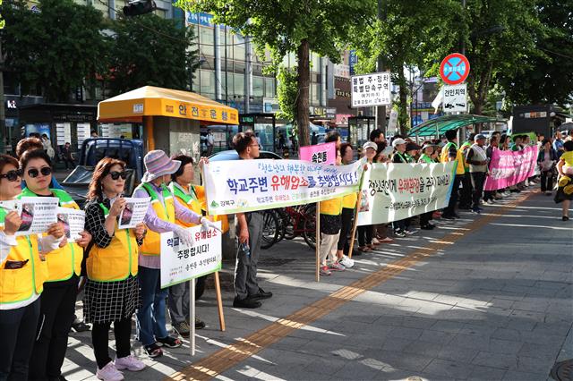 서울 강북구 주민들로 구성된 동별 추진협의회가 미아사거리역 주변에서 유해업소 근절 캠페인을 펼치고 있다.강북구 제공