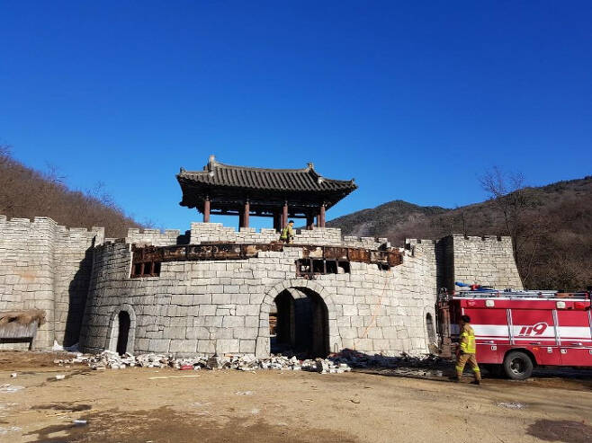경북 문경 가은오픈세트장 성곽에서 화재가 발생, 인명 피해는 없었다. 제공I문경시